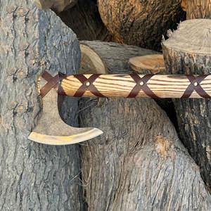 ขวานไวกิ้ง งานแฮนด์เมด สไตล์นอร์ดิก ใบมีดเหล็กกล้าคาร์บอน ด้ามไม้ เหมาะสำหรับตั้งแคมป์ ล่าสัตว์ และเป็นของขวัญ - Product Image 6