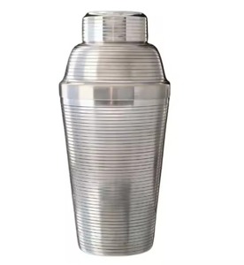 Shaker en acier inoxydable au design moderne et d'excellente fabrication ajoute de l'élégance à n'importe quelle configuration de bar, restaurant ou espace de cuisine. - Product Image 4