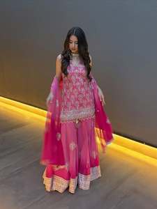 Ensemble prêt-à-porter pour soirée : haut en faux georgette imprimé et brodé, avec bas imprimé et brodé, et dupatta en georgette. - Product Image 3