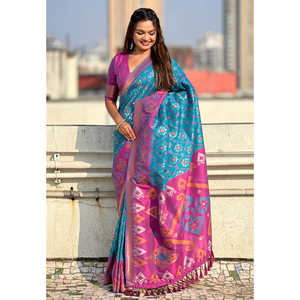 Sari Patola en soie douce bleu ciel avec des tissages contrastés, robes de soirée élégantes - Product Image 1