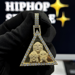Colgante de Plata de Ley 925 HIPHOP SPARKLE con Tres Monos Sabios, Moissanita VVS, Triángulo con Incrustaciones de Diamantes, Chapado en Oro Rodio, Estilo Hip Hop - Product Image 1