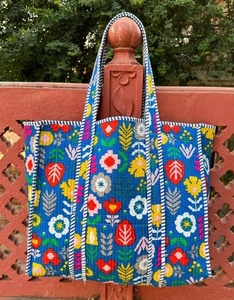 Bolso Tote con Estampado Floral Indio: Bolso de Compras Acolchado de Algodón Cosido a Mano - Product Image 1