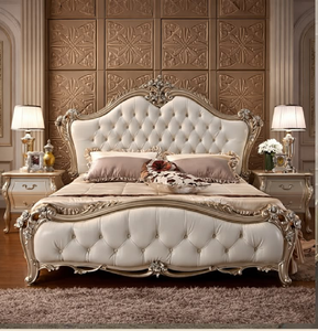 Majestuosa cama tapizada en cuero blanco con adornos barrocos plateados para una estética grandiosa. Disponible a precios de mayorista. - Product Image 1