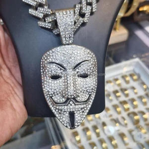 Pendentif masque hip-hop exclusif avec sertissage de diamants de laboratoire entièrement incrustés et finition argentée - Product Image 4