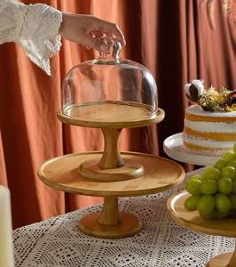 Soporte clásico redondo de madera para tartas con cubierta de vidrio transparente para exhibir tartas de cumpleaños y como centro de mesa. - Product Image 4