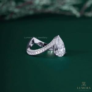 Bague de fiançailles solitaire en diamant taille poire 2,76 carats, or blanc 18 carats, avec bande pavée à branches fendues, diamant de laboratoire - Product Image 3