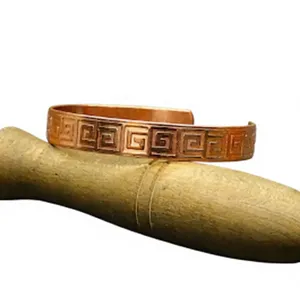 Bracelet manchette ouverte en cuivre pur, motif clé grecque gravé, motif géométrique meander sculpté, cuivre massif - Product Image 3