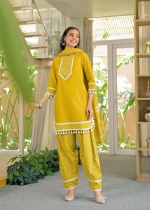 Ensemble Kurti et pantalon pour femme Twin Feet, en pur coton de qualité supérieure, avec motif Lehriya Farsi, broderie et dentelle, et dupatta assortie. - Product Image 2