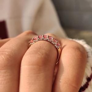 แหวนแต่งงานเพชรชมพูทรงกลมขนาด 1.00-2.00 กะรัต เพาะเลี้ยงในห้องปฏิบัติการ ได้รับการรับรองจาก IGI แบบครึ่งวงนิรันดร์ ทอง 14K/18K หรือ PT950 S925 - Product Image 3