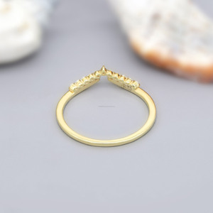 สายรัดมอยส์ซอไนต์ทรงกลมแบบมินิมอลแถบแต่งงานรูปตัววีสไตล์โค้งสีเหลืองทองสำหรับสวมใส่ทุกวันหรือเป็นของขวัญครบรอบ - Product Image 4