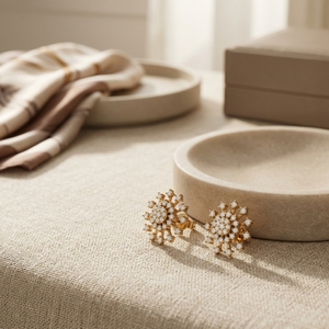 Boucles d'oreilles clous en or jaune 10k 14k 18k, motif soleil céleste, diamants de laboratoire taille ronde, pavé, motif flocon de neige en grappe - Product Image 3