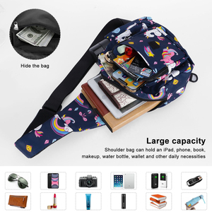 Bolso bandolera impermeable con cierre de cremallera seguro y opciones de personalización de marca. - Product Image 5