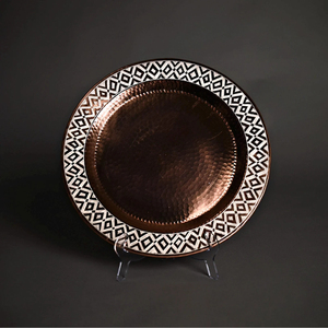 Assiette de présentation décorative de luxe en métal, en cuivre, avec bordure blanche, texture martelée, forme ronde - Product Image 3