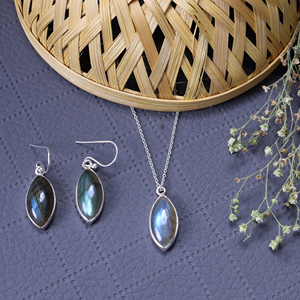 Ensemble de boucles d'oreilles et collier en argent 925 avec labradorite, hypoallergénique, bijoux pour femmes avec évaluation tierce - Product Image 1