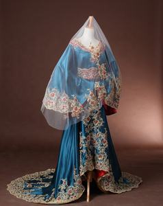 Robe de soirée luxueuse, tenue de soirée avec Appliques dorées, manches longues, traîne, col en v, dubaï, arabie saoudite, 2023 - Product Image 3