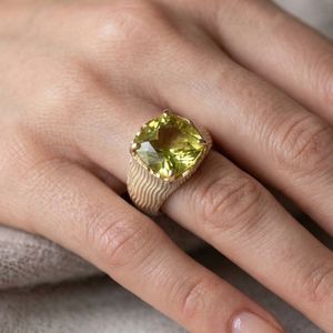 Anillo de cóctel vintage en oro amarillo con piedra de topacio engastada en punta para uso diario, estilo unisex. - Product Image 6