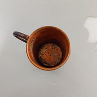 Gelas shot berbahan tembaga dengan tutup, berlapis finishing antik yang terlihat kuno dan klasik, digunakan di bar dan restoran.