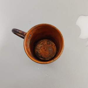 Vaso de chupito hecho de cobre con tapa con acabado antiguo que parece clásico y de estilo antiguo, utilizado en bares y restaurantes. - Product Image 4