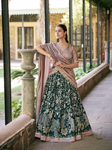 Ensemble Lehenga avec imprimé Kalamkari de designer et bordure en dentelle, chemisier brodé avec travail de sequins et dupatta brodée avec travail de sequins - Product Image 2