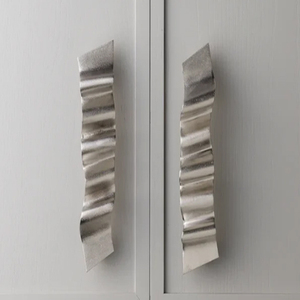 Nouvelle poignée de meuble ondulée en laiton pur au design élégant - Product Image 3