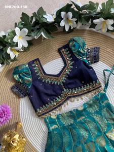 Nuevo conjunto de lehenga de seda con buta tejida con zari y estampado de hojas, blusa con trabajo Magham, disponible para compra en línea en India. - Product Image 2