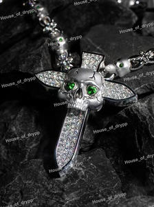 Collar de Lujo Gótico con Colgante de Calavera Cruzada, Elaborado en Plata de Ley 925 con Diamantes de Moissanita Verde Intenso - Product Image 3