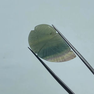 พลอยฟลูออไรต์ธรรมชาติรูปใบไม้ น้ำหนัก 23.50 กะรัต ขนาด 16.50x27 มม. สำหรับผู้หญิง - Product Image 1