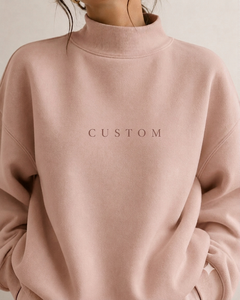 เสื้อสเวตเชิ้ตคอเต่าพิมพ์ลายตัวอักษรตามสั่งสำหรับผู้หญิง ทรงโอเวอร์ไซส์ ผ้าฝ้ายถัก 100% สไตล์มินิมอล เหมาะสำหรับใส่ในฤดูหนาวและสตรีทแวร์ - Product Image 1