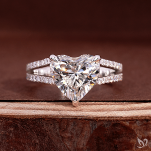 Bague de fiançailles en or blanc 10K avec diamant de laboratoire 3 carats en forme de cœur, double pavé, bande fendue, certifiée IGI - Product Image 1