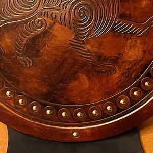 Escudo de Madera Estilo Vikingo Premium, Diseño Redondo Inspirado en la Cultura Nórdica para Accesorios de Disfraces y Decoración de Interiores - Product Image 6