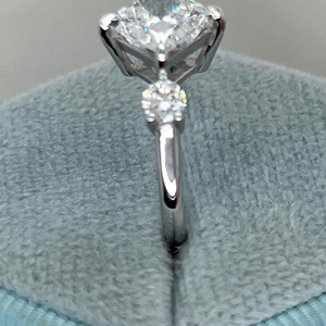 Bague de fiançailles en or blanc avec trois diamants de laboratoire taille princesse de 2,50 carats - Product Image 4