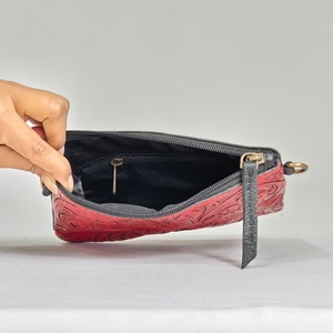 Bolso bandolera de cuero genuino rojo con diseño floral repujado, estilo bohemio, correa única y cierre de cremallera para uso diario. - Product Image 4