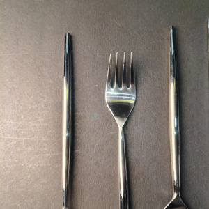 Juego de Cubiertos Modernos con Mango Geométrico de Bucle Abierto, 4 Piezas, Acero Inoxidable Pulido de Alto Brillo con Diseño de Base Circular - Product Image 3