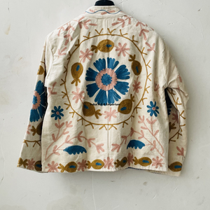 Chaqueta Bomber Reversible de Invierno de Algodón Suzani Hecha a Mano en India, Chaqueta Corta Unisex con Cuello Alto Bordado a Mano - Product Image 3