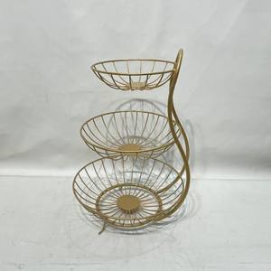 Cesta de frutas de metal dorado de tres niveles, soporte decorativo de alambre para almacenamiento, organizador para encimera de cocina y hogar. - Product Image 2