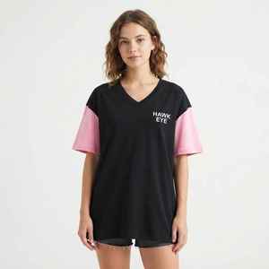 T-shirt décontracté à col en V et manches courtes pour femme Hawk Eye, coupe ample, bicolore noir et rose, 100 % coton, avec logo imprimé - Product Image 3