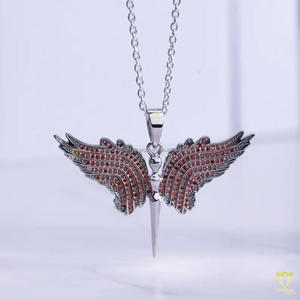Exclusivo Colgante de Ala Estilo Hip Hop con Incrustaciones Completas de Diamantes Cultivados en Laboratorio y Piedras de Acento Rojas - Product Image 4