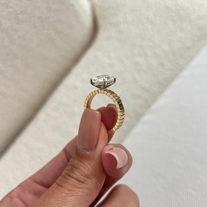 Anillo de Compromiso con Diamante CVD Ovalado de 3 Quilates Cultivado en Laboratorio, Corte E VS1, Banda de Cigarro de 3.5MM, Dos Tonos, Certificado IGI - Product Image 3