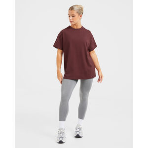 Camiseta deportiva de gran tamaño para mujer, color burdeos, de alta demanda, manga corta, suave, ligera, de diseño y corte relajado, para gimnasio y entrenamiento. - Product Image 3