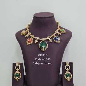 สร้อยคอพร้อมต่างหูดีไซน์เนอร์ 12412 ชุบทองเหลือง แรงบันดาลใจจาก Sabyasachi สำหรับงานแต่งงานและงานเลี้ยงของผู้หญิง - Product Image 5