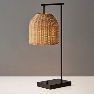 Grande lampe en fer et rotin offrant une silhouette arrondie, une base stable et un éclairage doux comme une bougie - Product Image 1