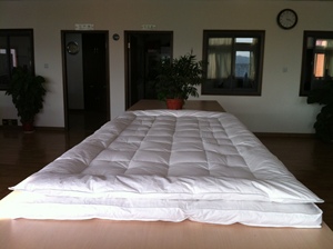Surmatelas rafraîchissant matelassé en microfibre blanche 400TC, pliable, couleur unie, toutes saisons, usage domestique, lavable en machine - Product Image 4