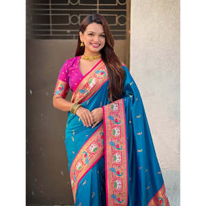 Elegante Sari Paithani de Seda Suave Azul con Diseño de Cisne para Vestidos de Noche - Product Image 5