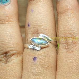 Anillo de Labradorita Azul Natural para Mujeres y Hombres |   Anillo de Labradorita con Forma de Marquesa y Bisel de Plata de Ley Hecho a Mano - Product Image 2