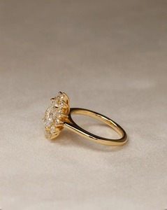 Bague de fiançailles ovale en diamant de laboratoire avec halo, certifiée IGI, en or 18 carats, sertissage cathédrale, pour demande en mariage, tendance, en promotion, D Gleam - Product Image 6