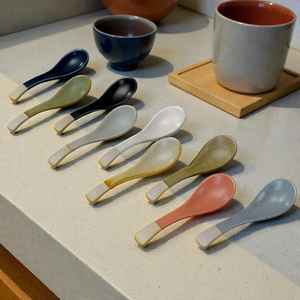 Cuillères à soupe ramen en porcelaine bleue dégradée, couleur personnalisée, style classique japonais, cuillère asiatique pour nouilles, design classique par UO - Product Image 5