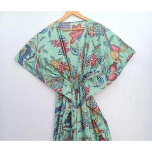 Robe maxi kaftan en coton imprimé vert de qualité supérieure, style bohème, col en V, manches courtes et coupe décontractée pour les vacances. - Product Image 1