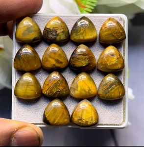 คาโบชองหินตาเสือธรรมชาติทรงสามเหลี่ยมเคลือบเงาสีเหลืองสำหรับงานประดิษฐ์เครื่องประดับ - Product Image 1