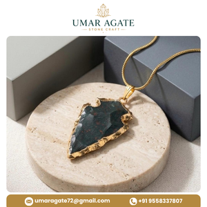 Pendentif en forme de pointe de flèche en pierre de sang plaqué or poli fait main, bijou en quartz, Inde, Feng Shui - Product Image 4