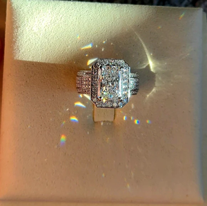 Anillo de Diamantes de Lujo con Esmeralda Cultivada en Laboratorio de 3.5 CT, Corte Esmeralda, Color D, Claridad F, Certificado IGI, Oro de 18k - Product Image 4